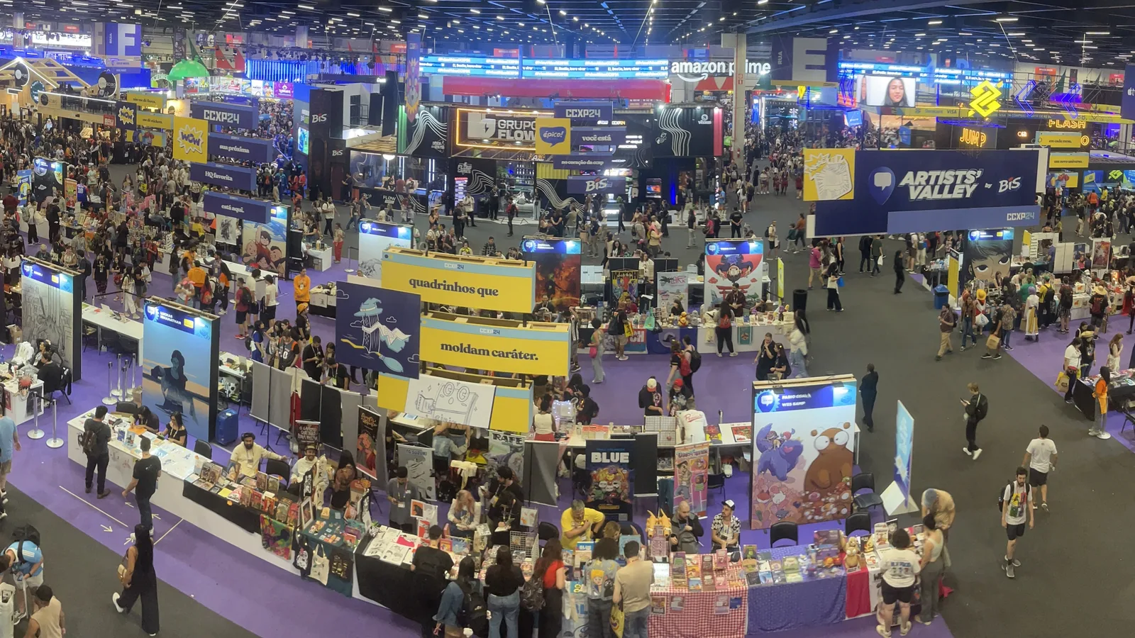 Vista panorâmica dos corredores e estandes da CCXP 2024