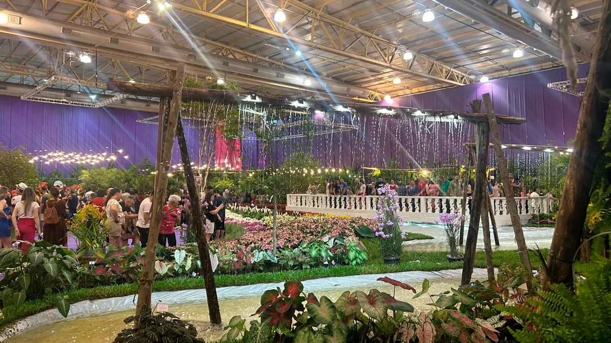 Visitantes diante de jardins e orquídeas na Festa das Flores de Joinville 2024