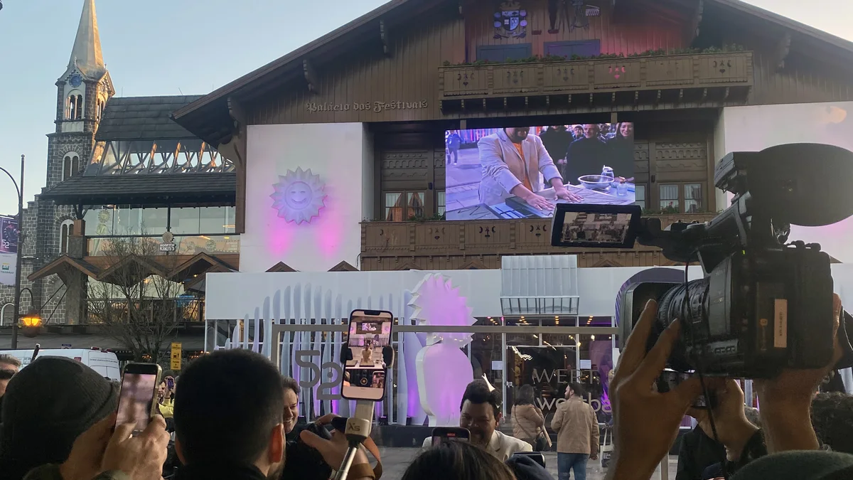 Palácio dos Festivais durante o Festival de Cinema de Gramado, com público e imprensa em frente ao prédio