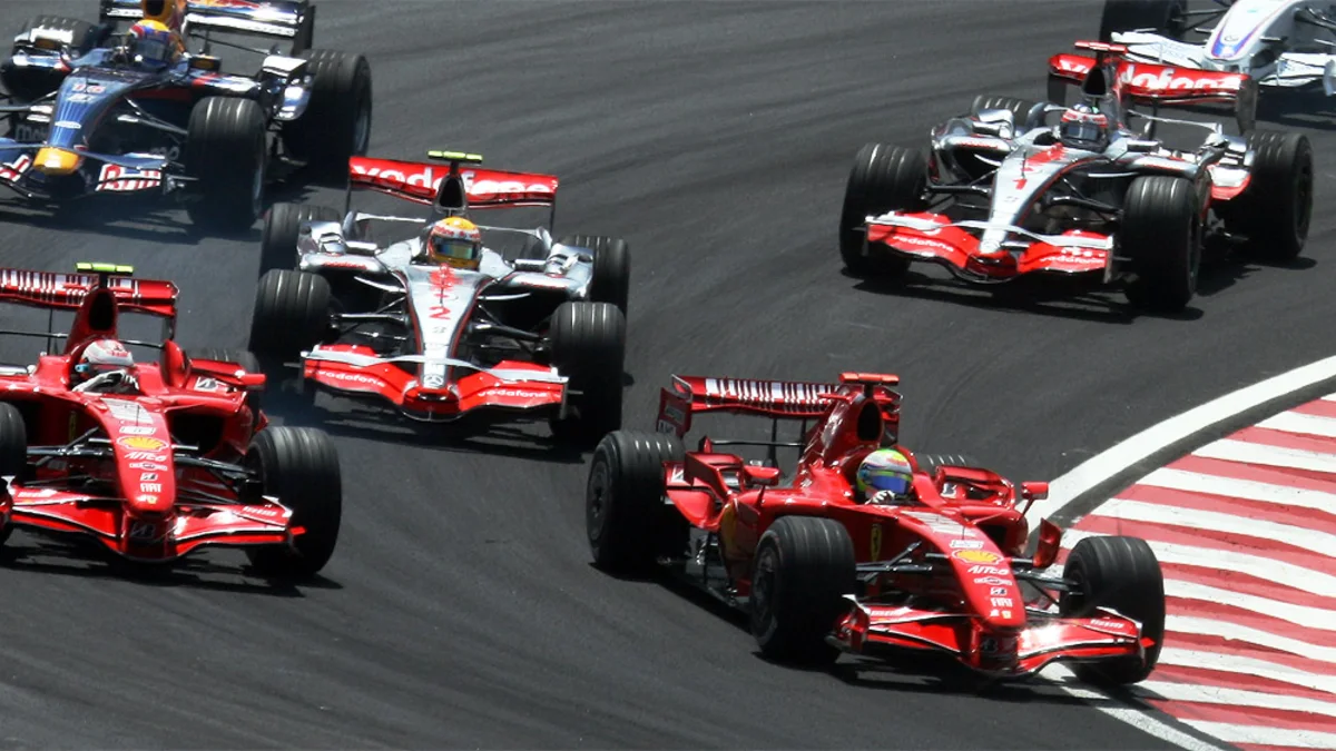 Carros de Fórmula 1 disputando posição no S do Senna em Interlagos