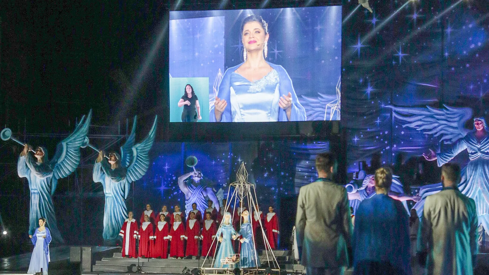 Palco iluminado de espetáculo do Natal Luz com coral e artistas em cena